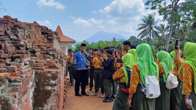 Murid SMP Negeri 1 Gucialit, Lumajang Menjelajahi Candi Agung