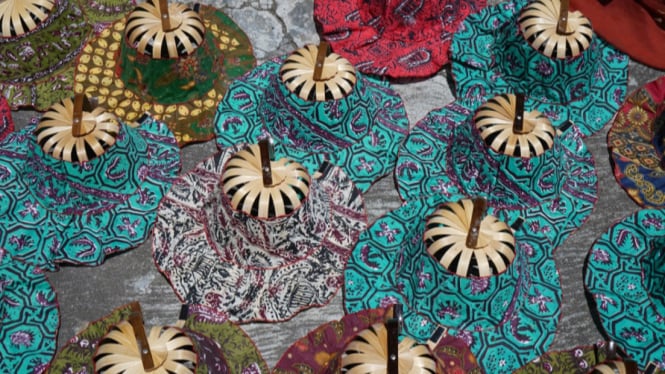 Kerajinan Kipas dan Topi Batik dari Kasongan, Bantul, Yogyakarta