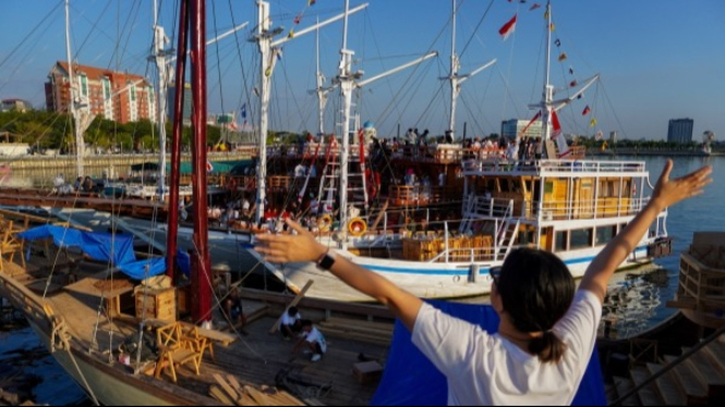 Kapal Phinisi di Pantai Losari