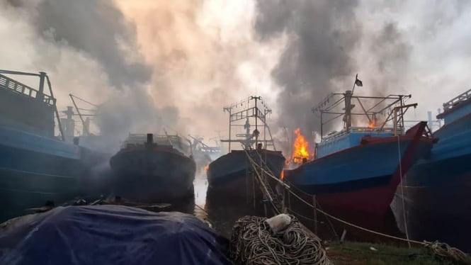 13 Kapal Penangkap Ikan Terbakar di Pekalongan (12/11/2024)