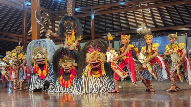 Pagelaran Seni Budaya Rembang di TMII Jakarta