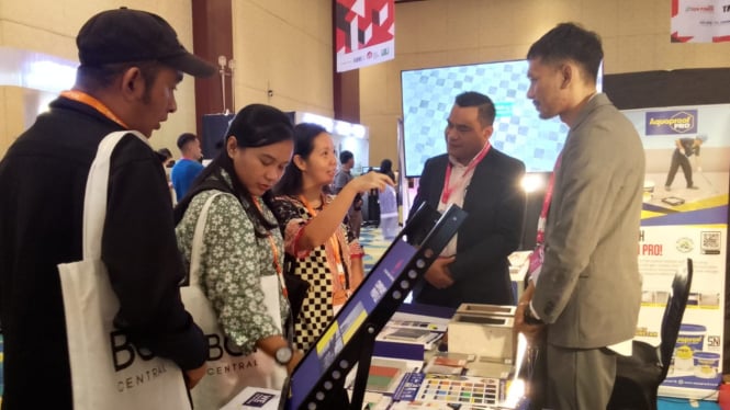 Pengunjung Booth Pameran di BCI Equinox 2024 Jakarta