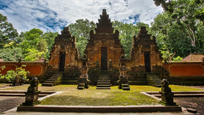 Pura Luhur Giri Salaka di Kawasan TN Alas Purwo, Banyuwangi