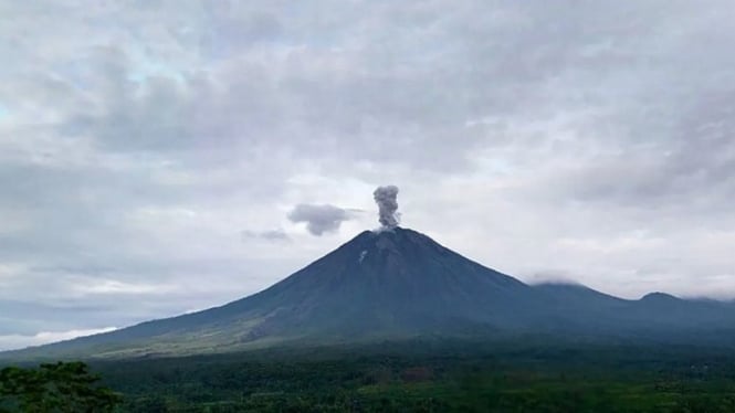 Gunung Semeru di Perbatasan Lumajang - Malang