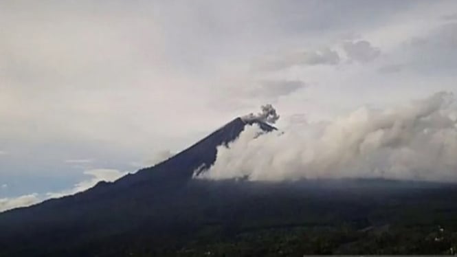 Gunung Semeru di Perbatasan Lumajang dan Malang