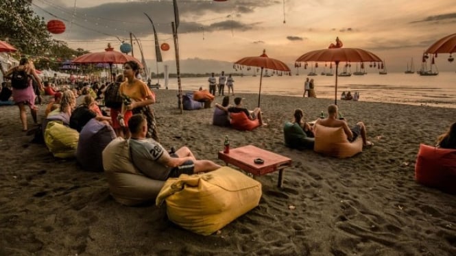 Menikmati Pantai dan Matahari Terbenam