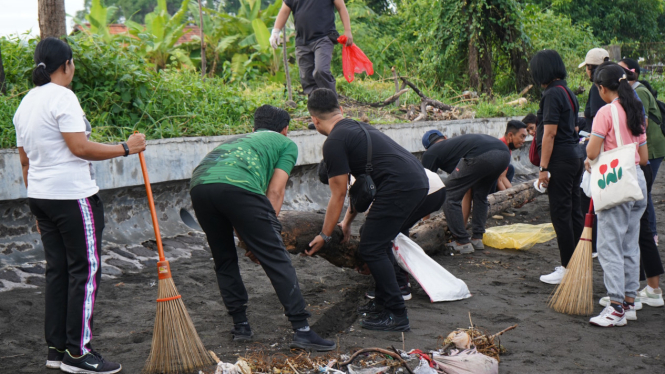 Bersih-Bersih Pantai Camplung, Singaraja, Bali