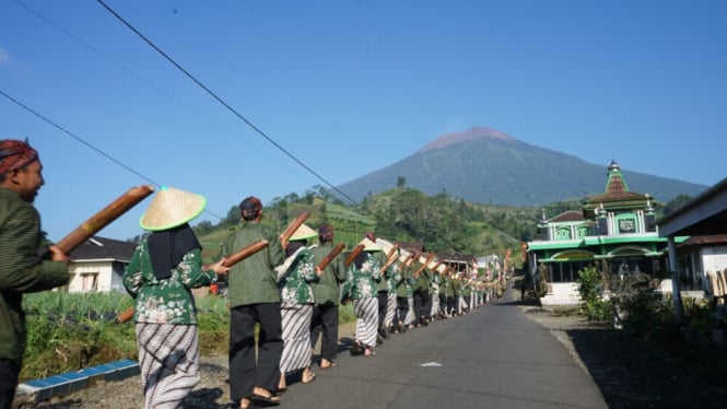 Tradisi Mambil Air dari Mata Air (Tuk) Sikopiah, Purbalingga