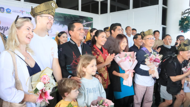 Wamenpar RI Sambut Wisman Perdana yang Berkunjung Tahun 2025