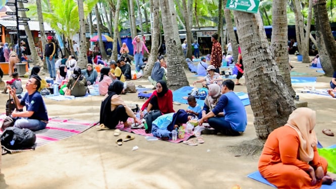 Pantai Kelapa di Tuban, Jawa Timur