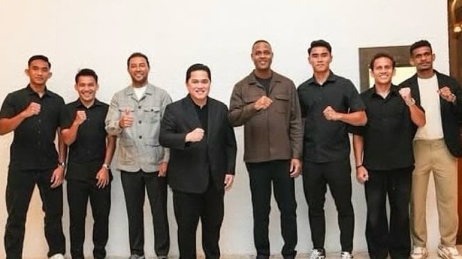 Patrick Kluivert Bersama Ketum PSSI dan Sejumlah Pemain Timnas