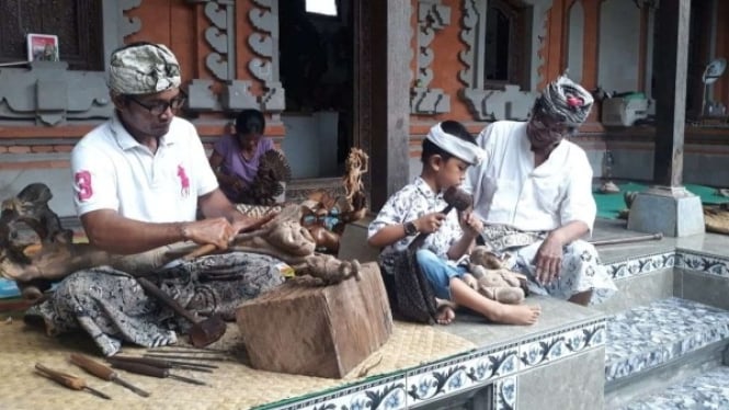 Belajar Seni Memahat di Desa Wisata Mas