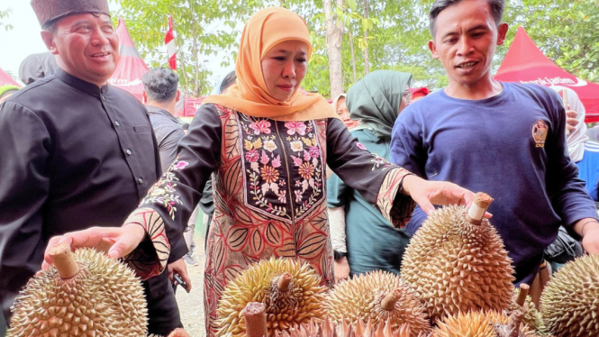 Khofifah Borong Durian Pasuruan