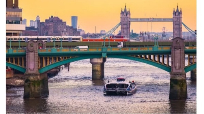 Sungai Thames dari Atas Jembatan