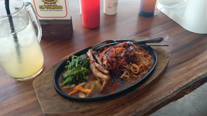 Mie Ayam Goreng Hotplate Ciptoroso dari Sragen, Jawa Tengah