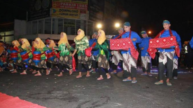 Ilustrasi: Festival Thong-Thong Lek di Rembang, Jawa Tengah