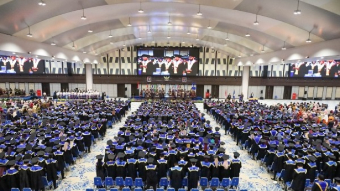 Prosesi acara wisuda ke –177 UNDIP