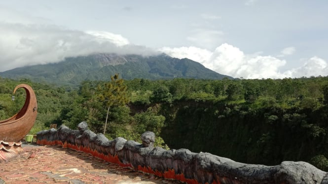 Panorama Keindahan Alam Gunung Merapi dari Wisata Batu Alien