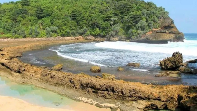 Pantai Batubengkung di Kabupaten Malang, Jawa Timur