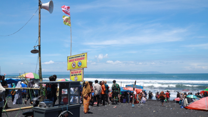 Ilustrasi: Pantai di Lumajang, Jawa Timur