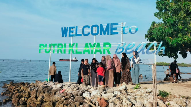 Pantai Putri Klayar di Lamongan, Jawa Timur