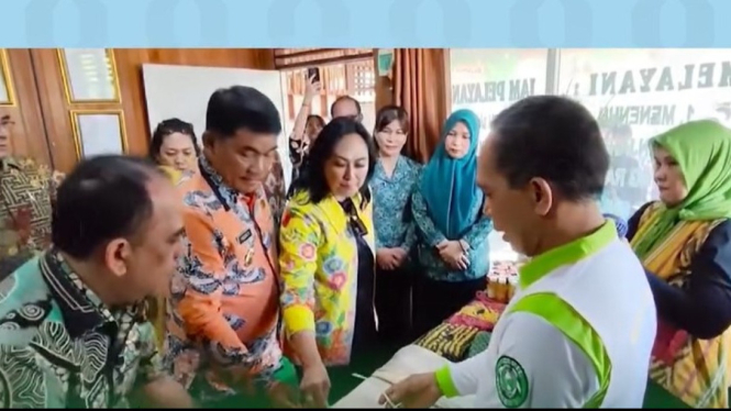 Tenun dari Serat Daun Nanas