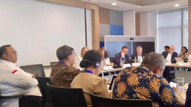 Suharjono Berbatik Biru Membelakangi Kamera