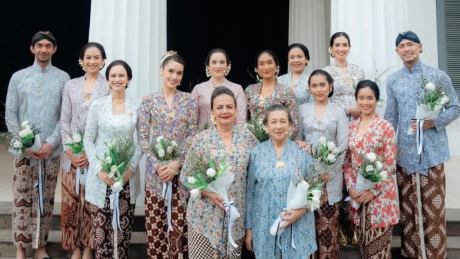 Artis Indonesia berkebaya