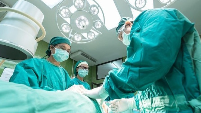 Dokter sedang Melakukan Operasi