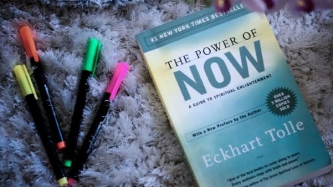 Buku “The Power of Now” Karya Eckhart Tolle