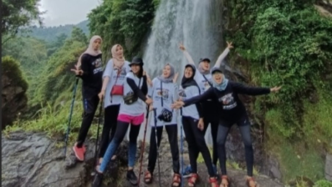 Trekking ke Curug Leuwi Hejo