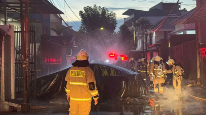 lustrasi: Pemadaman BYD Seal yang Terbakar