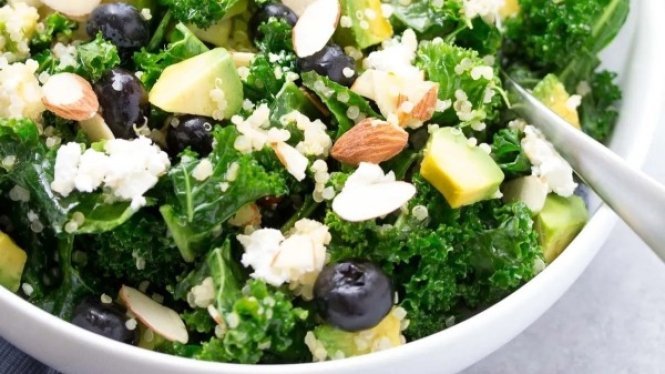 Salad Superfood dengan Quinoa dan Kale