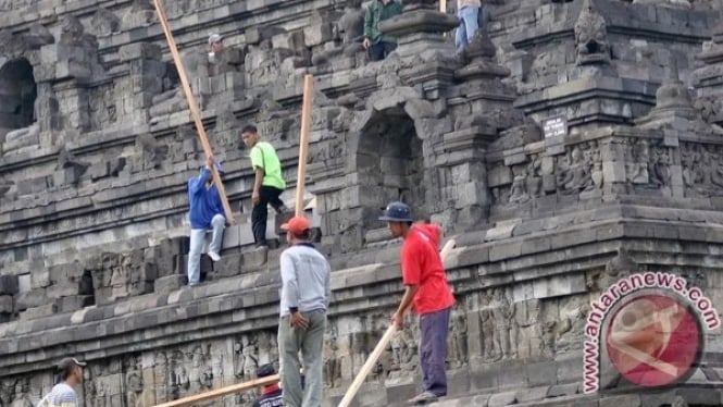 Para Pekerja Melakukan Persiapan Pembersihan Candi Borobudur