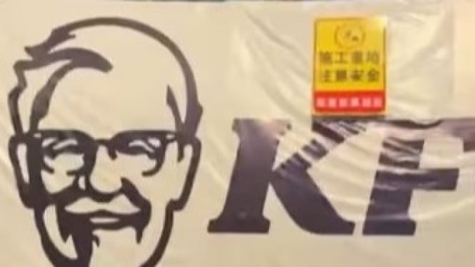 Gambar Kolonel Sanders pada Banner Gerai KFC