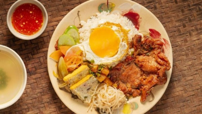 Com Tam (Nasi Pecah) Makanan Khas Vietnam
