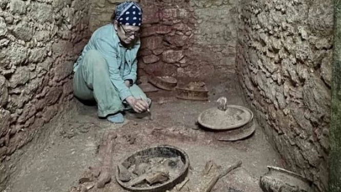 Arkeolog Diane Z. Chase di makam Te K’ab Chaak yang Baru Ditemukan