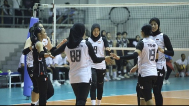 Megawati bersama skuad Timnas Voli Putri Indonesia di Moji Volley