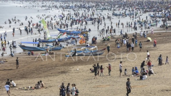 Pengunjung berwisata di pesisir pantai barat Kabupaten Pangandaran