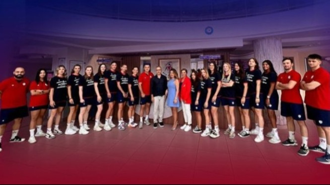 Altinordu Voleybol, Klub Perdana lawan Megawati Hangestri