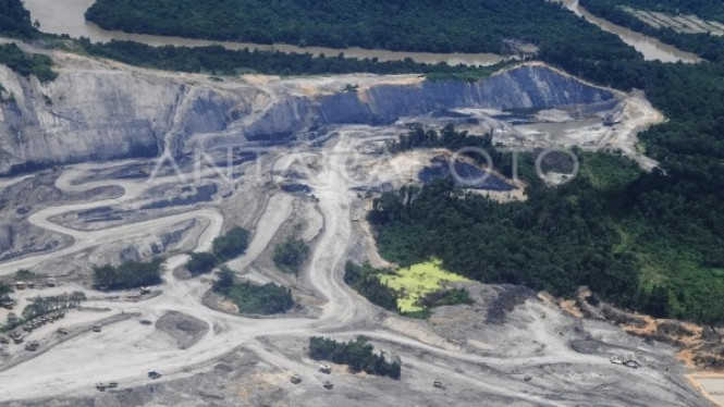 Suasana tambang batu bara dari dalam pesawat di Kabupaten Berau