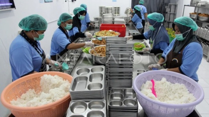 Petugas menyiapkan hidangan menu makan bergizi gratis