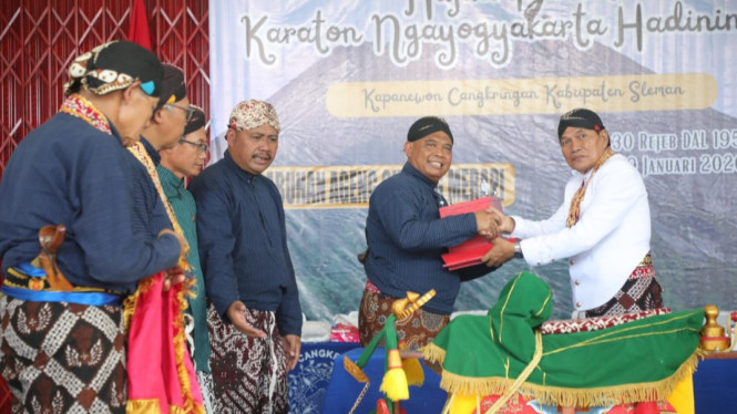 Ubarampe Upacara Adat Labuhan Merapi Diserahkan kepada Bupati Sleman ...