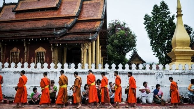 Tak Bat: Menemukan Kedamaian dalam Ritual Pagi yang Magis