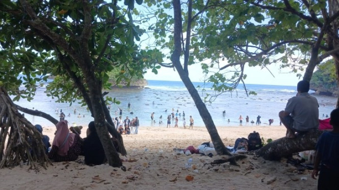 Wisata di Pantai Teluk Asmara Malang