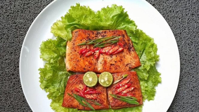RESEP: Salmon Panggang Bawang Lemon yang Mudah Dibuat, dan Kaya Nutrisi