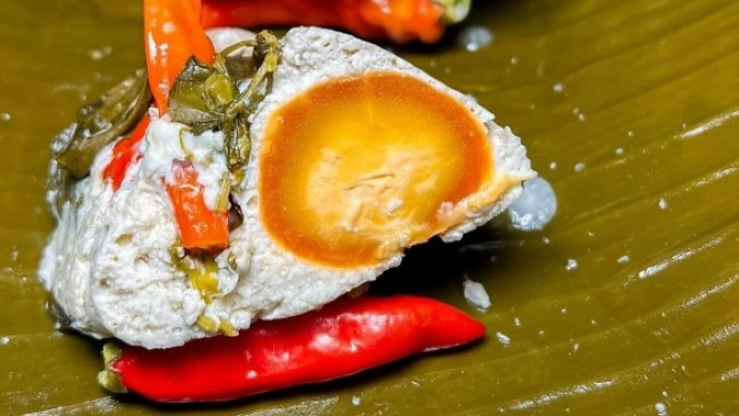 Menikmati Gurihnya Botok Telur Asin Mbak Pesta: Kuliner Legendaris di Kaki Gunung Merapi