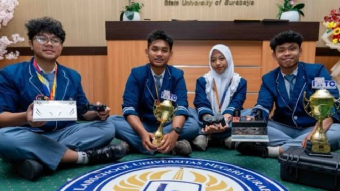 Tim Robotik SMA Lab School Unesa