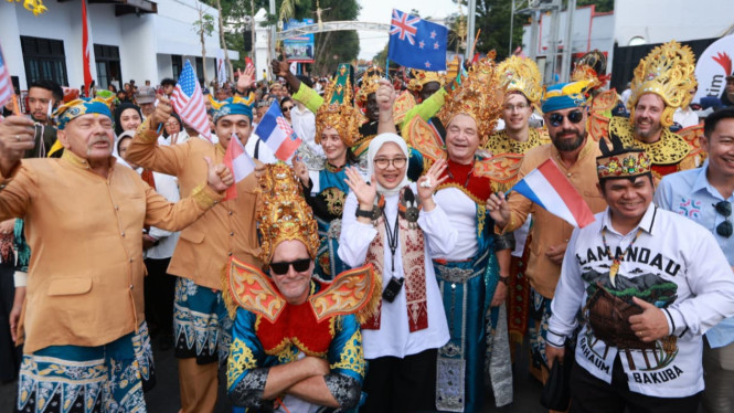 Wisatawan Mancanegara Turut Serta dalam Banyuwangi Ethno Carnival (BEC) 2026 di Banyuwangi, Jatim (18/7/2026)