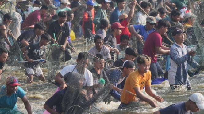 Festival Memet Ikan di Kolam Desa Gemblegan, Kalikotes, Kabupaten Klaten, Jawa Tengah